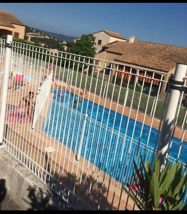 Cavalaire Vue Mer Au Loin Maisonnette Tout Equipee Pour 4 Personnes Avec Piscine Clim Wifi Velos Tv Barbecues Luaran gambar