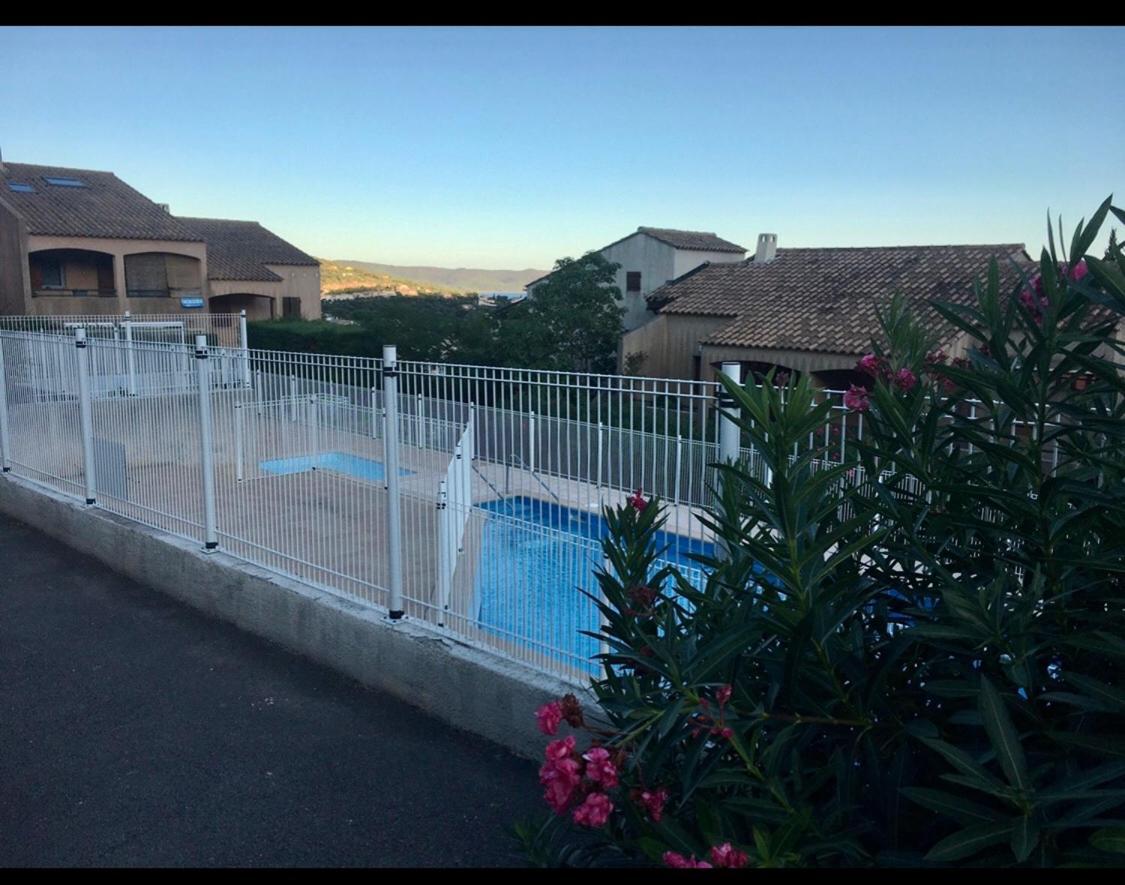 Cavalaire Vue Mer Au Loin Maisonnette Tout Equipee Pour 4 Personnes Avec Piscine Clim Wifi Velos Tv Barbecues Luaran gambar