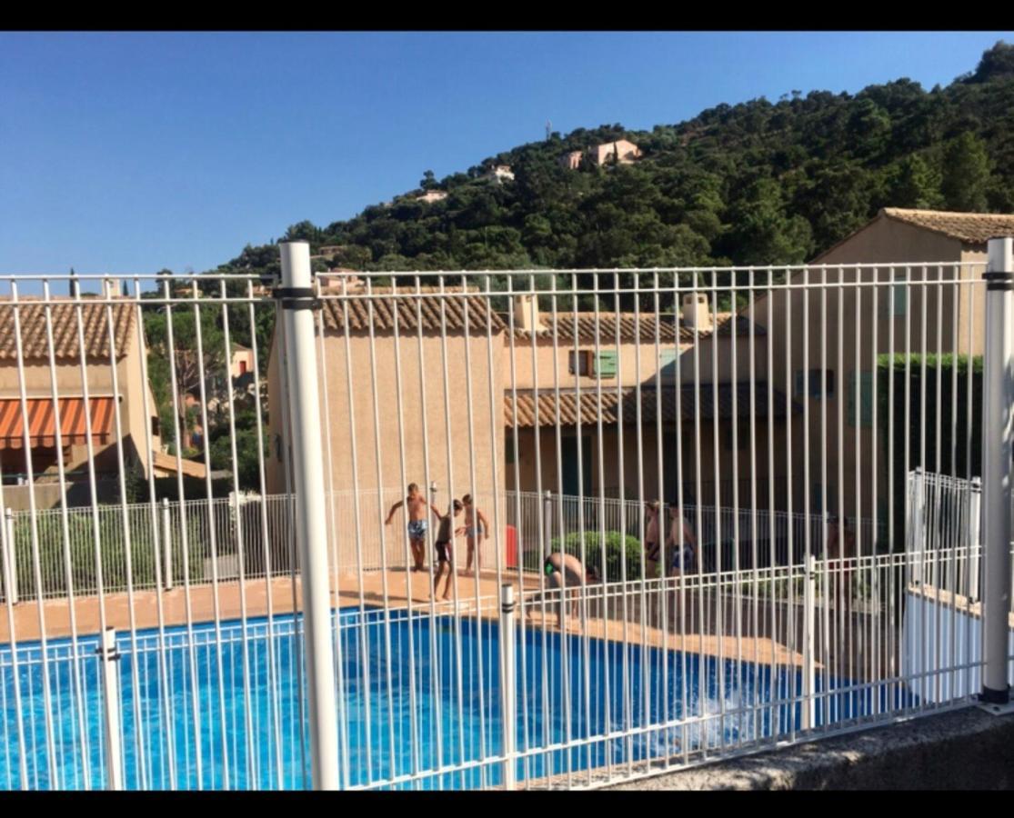 Cavalaire Vue Mer Au Loin Maisonnette Tout Equipee Pour 4 Personnes Avec Piscine Clim Wifi Velos Tv Barbecues Luaran gambar