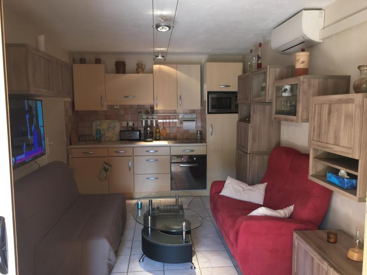 Cavalaire Vue Mer Au Loin Maisonnette Tout Equipee Pour 4 Personnes Avec Piscine Clim Wifi Velos Tv Barbecues Luaran gambar