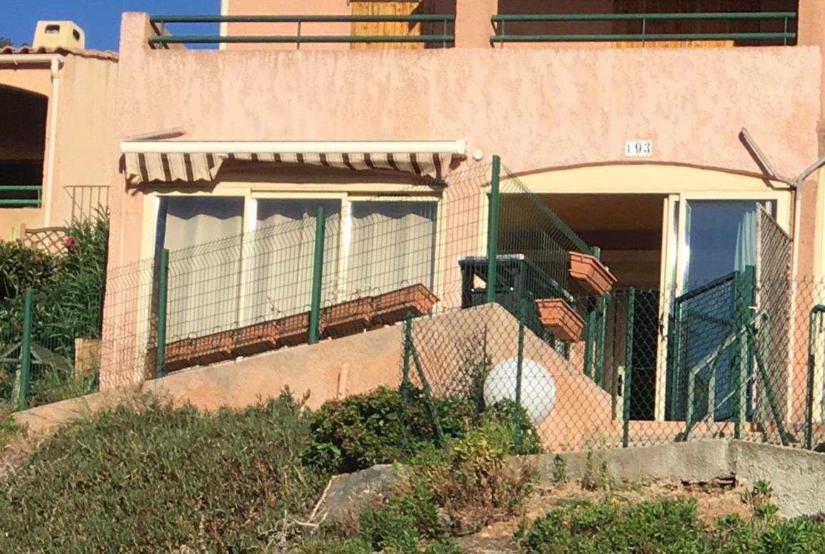 Cavalaire Vue Mer Au Loin Maisonnette Tout Equipee Pour 4 Personnes Avec Piscine Clim Wifi Velos Tv Barbecues Luaran gambar